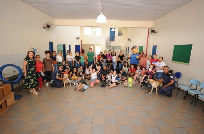 Canil da GCM participa de evento para crianças de Centro Educacional de Engenheiro Coelho